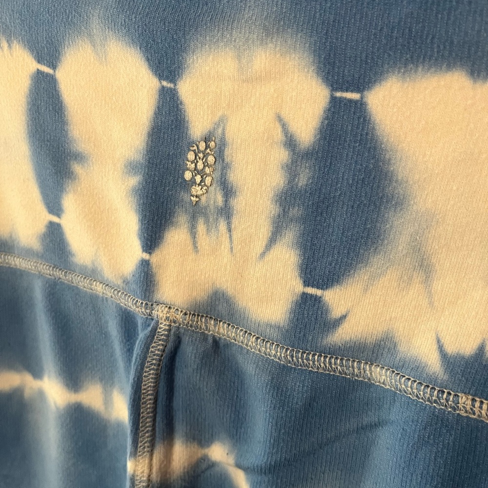 FREE PEOPLE MOVEMENT Blue and White Tie-Dye Leggings - Picture 4 of 7